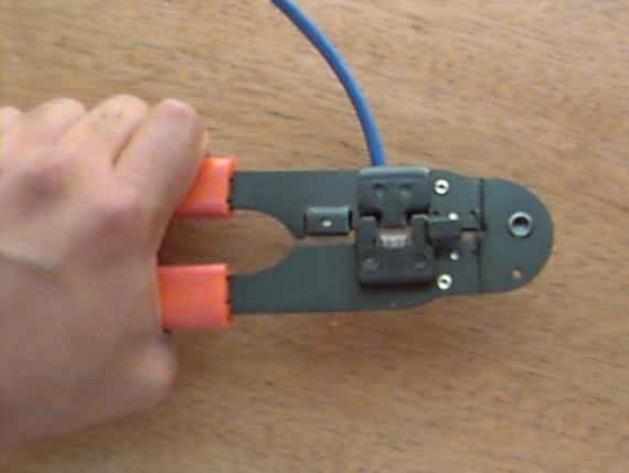 Crimpando o cabo já no conector.jpg